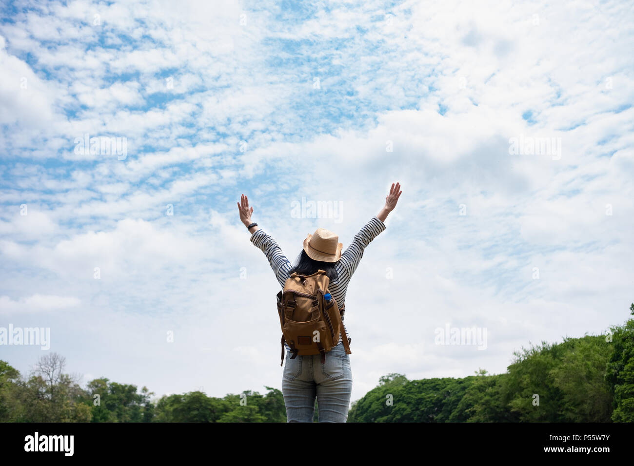 Heureux jeune voyageur woman backpacker soulevées jusqu'à bras au ciel bénéficiant d'une très belle vue panoramique de la nature,la liberté de voyage wanderlust Banque D'Images