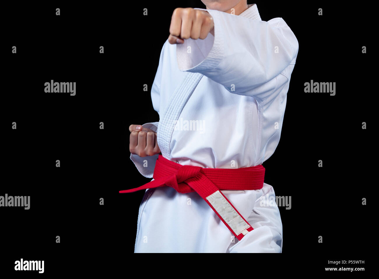 Aikido ceinture rouge sur kimono blanc sur fond noir Photo Stock - Alamy
