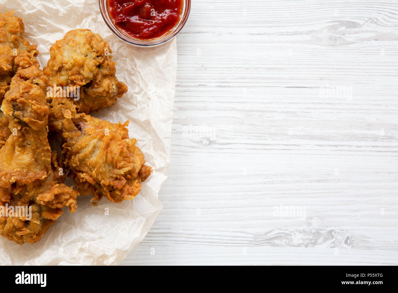 Cuisses de poulet frit avec sauce, vue d'en haut. Copier l'espace. Banque D'Images