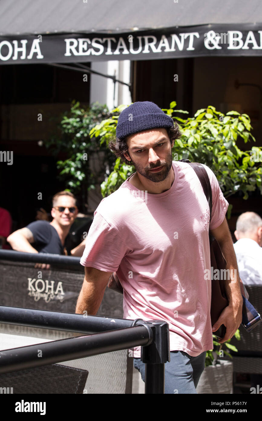 Aiden Turner acteur le mieux connu pour son rôle dans la série de la BBC "Poldark' arrivant au Noel Coward Theatre où il est en vedette dans "Le Lieutenant d'Inis' Banque D'Images