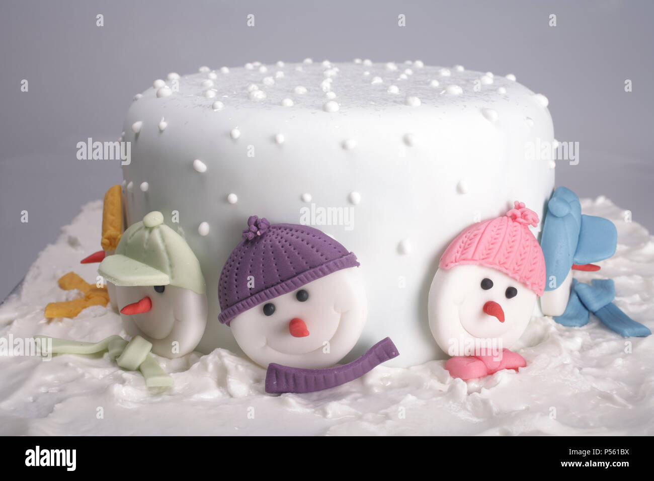 Gâteau de Noël en forme de chapeau isolé sur fond blanc Photo Stock - Alamy