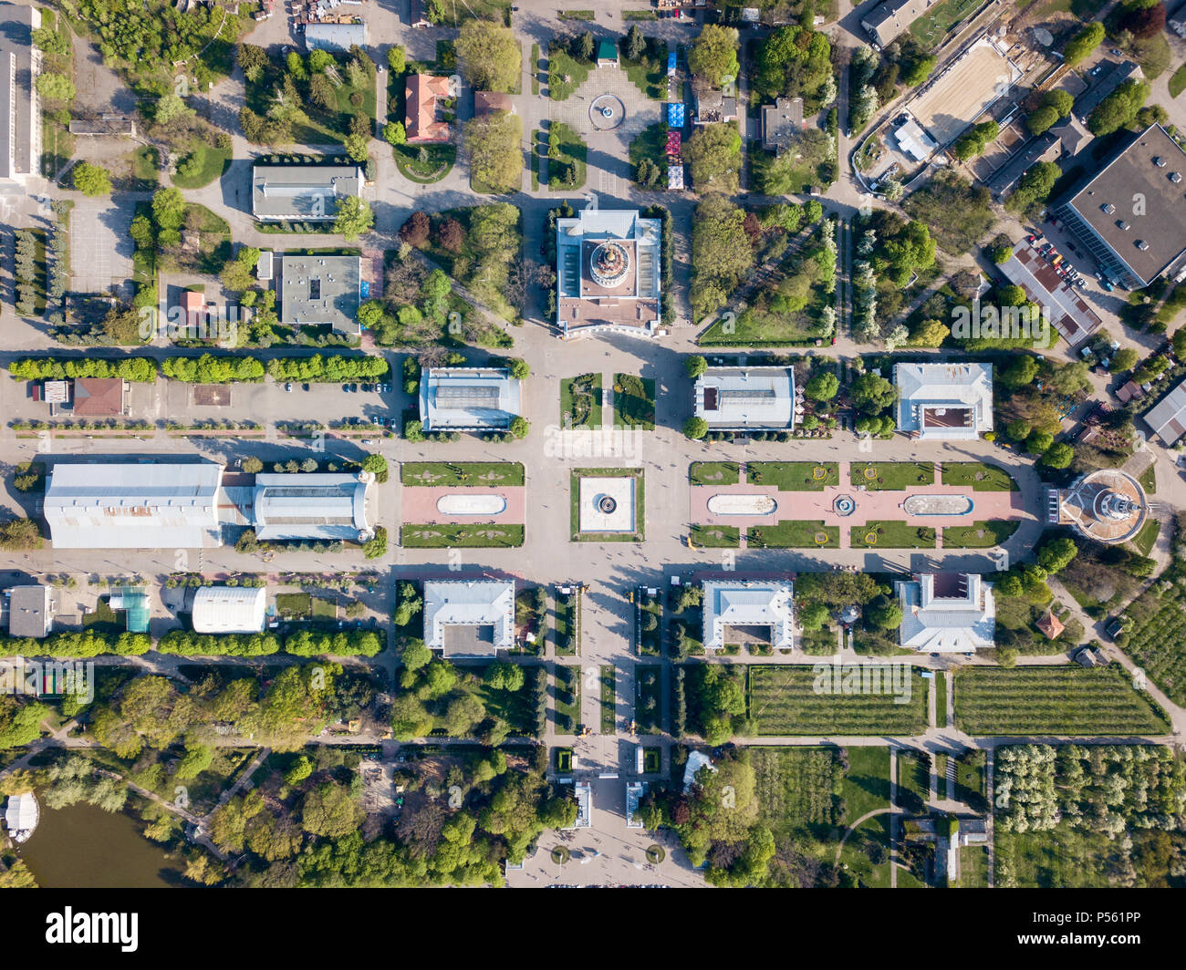 Vue sur les bâtiments et symétrique carré du Centre national d'exposition à Kiev Banque D'Images