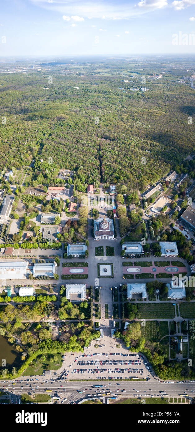 Panorama vertical à la place centrale de la symétrique Centre National d'exposition à Kiev, Ukraine. Banque D'Images