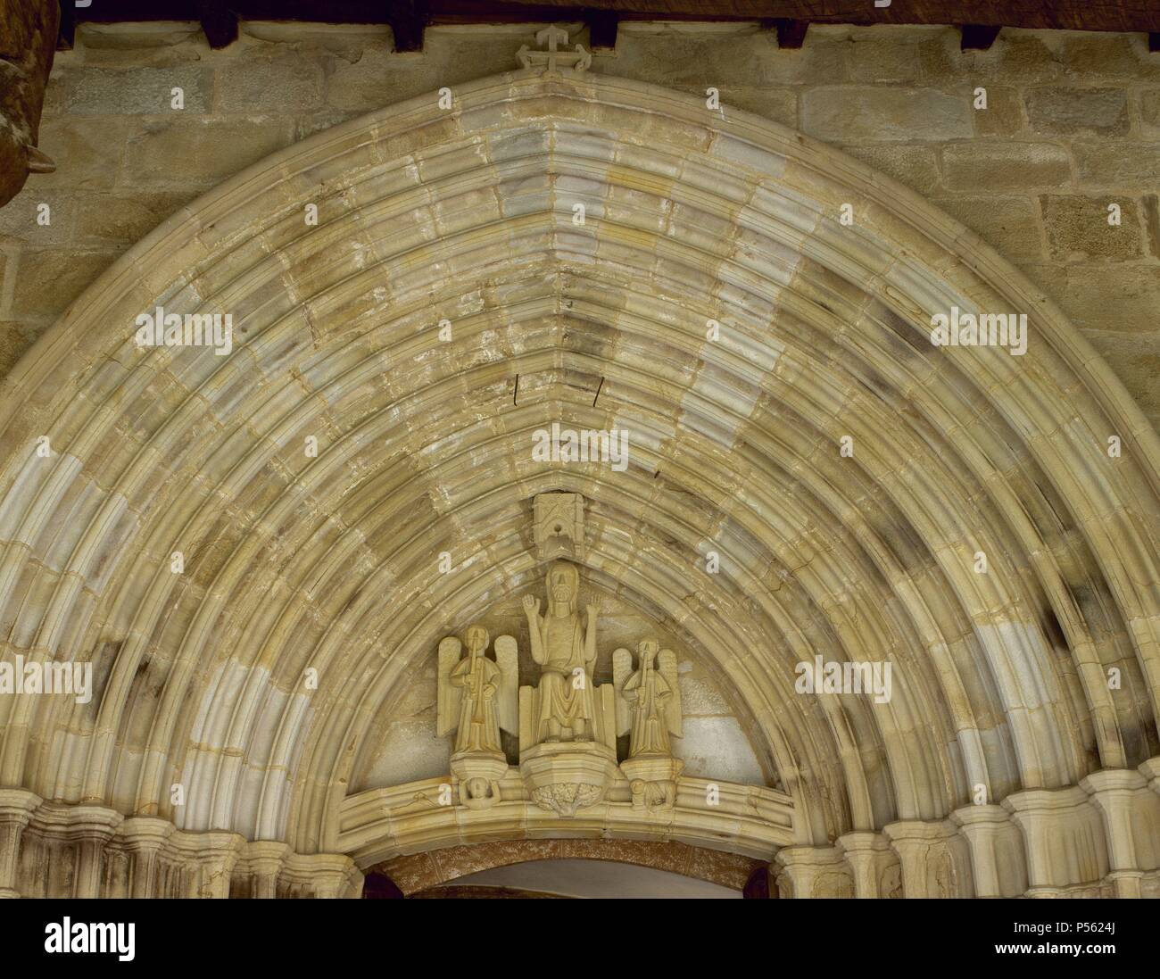 ARTE GOTICO. ESPAÑA. Collégiale DE ZENARRUZA. Conjunto gótico fechado en el siglo XV. Vista Parcial de la portada de la iglesia, con sus arquivoltas tímpano ojivales y el con la representación de Cristo acompañado de dos ANGELES CON TROMPETAS. Alrededores de MARKINA-XEMEIN (MARQUINA). Provincia de Vizcaya. País Vasco. Banque D'Images