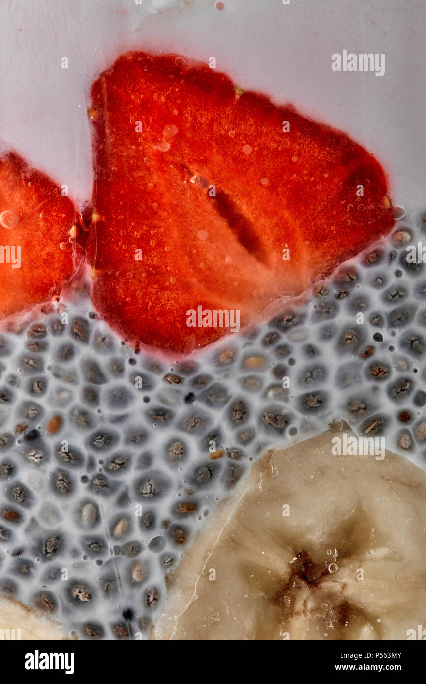 Les graines de chia pudding aux fraises et bananes purée dans un bocal en verre, macro shot Banque D'Images