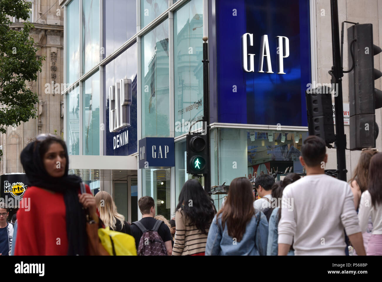 Les consommateurs, les touristes et les employés de bureau passent devant l'écart phare magasin sur Oxford Street au centre de Londres Banque D'Images