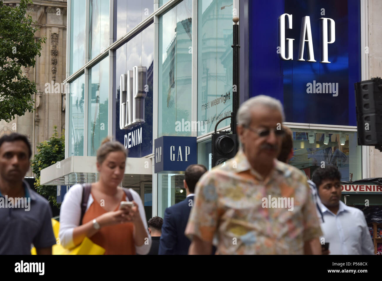 Les consommateurs, les touristes et les employés de bureau passent devant l'écart phare magasin sur Oxford Street au centre de Londres Banque D'Images