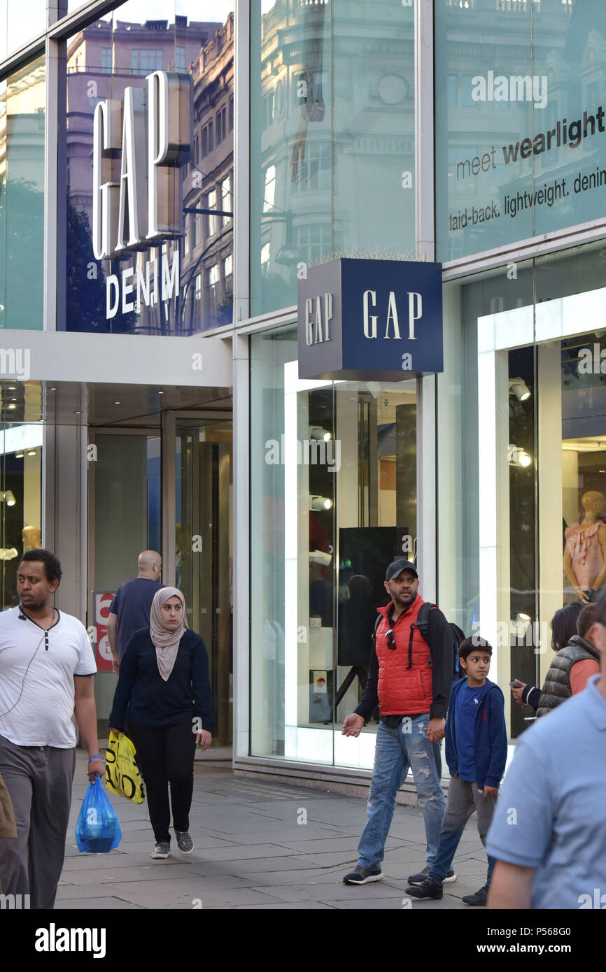 Les consommateurs, les touristes et les employés de bureau passent devant l'écart phare magasin sur Oxford Street au centre de Londres Banque D'Images