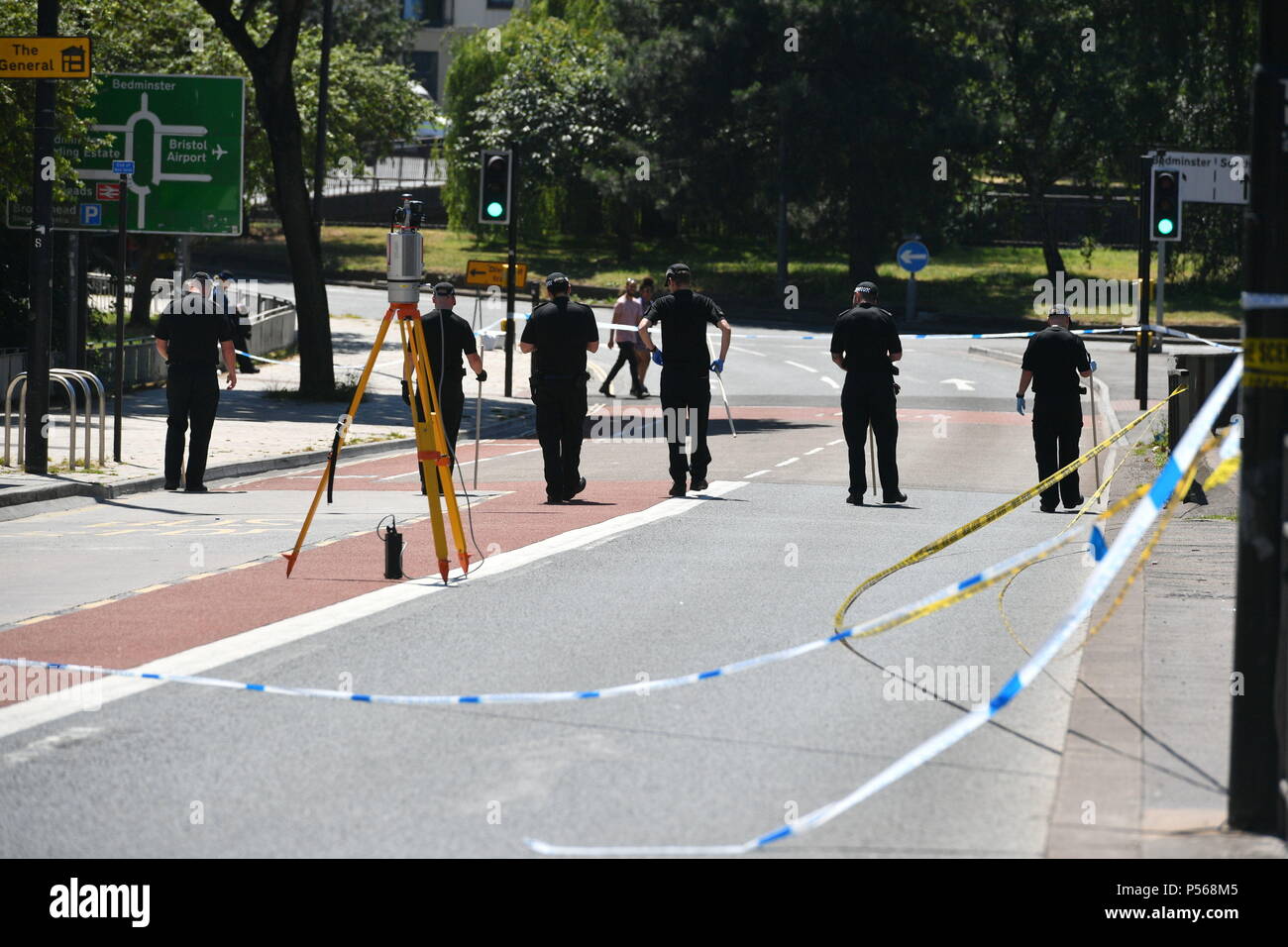 La conduite de la police une recherche sur Redcliffe Hill, Bristol, près de Prewett Street, où un homme est mort et deux hommes ont été transportés à l'hôpital avec des blessures graves à la suite d'un vol aggravé. Banque D'Images
