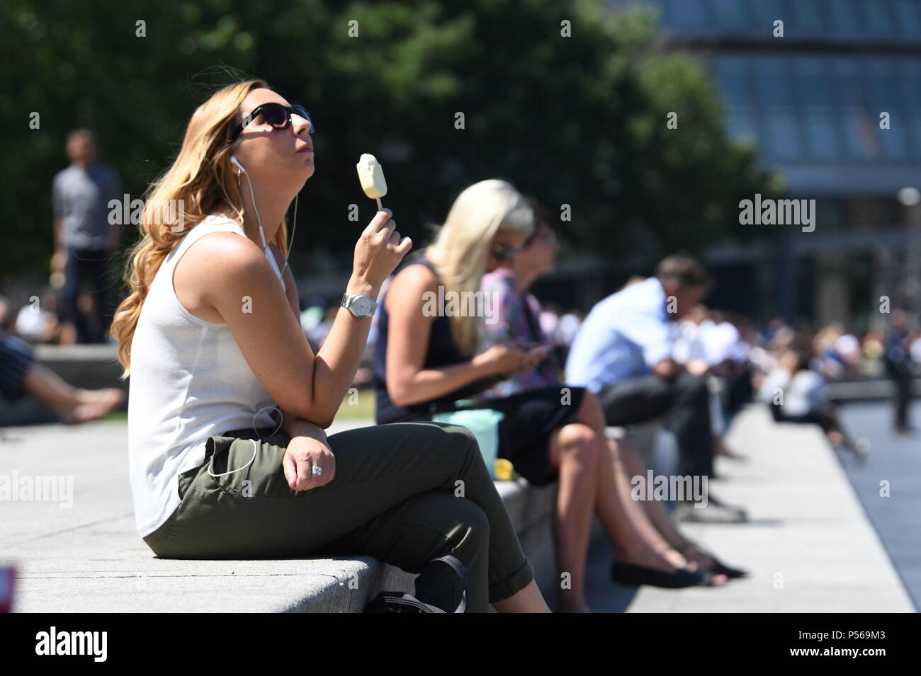 Les touristes de profiter du soleil alors qu'ils sont assis sur les marches près de la Tour de Londres, comme une vague qui pourrait produire les températures plus chaudes cette année est en travers de l'UK. Banque D'Images
