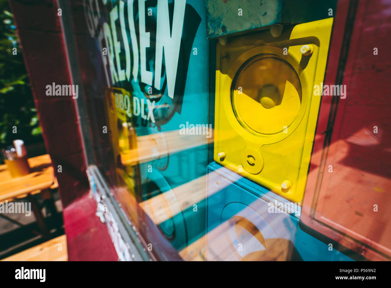 Close up of old multi haut-parleurs rétro couleur boîtes derrière la  vitrine vitrine sur la ville street Photo Stock - Alamy
