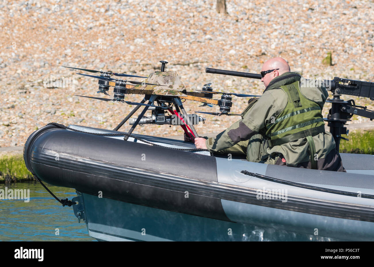 Bateau militaire équipé d'un drone de combat militaire, conçu par Mike Ring Bague de Powercraft, sur la rivière Arun, Littlehampton, West Sussex, Angleterre, Royaume-Uni. Banque D'Images
