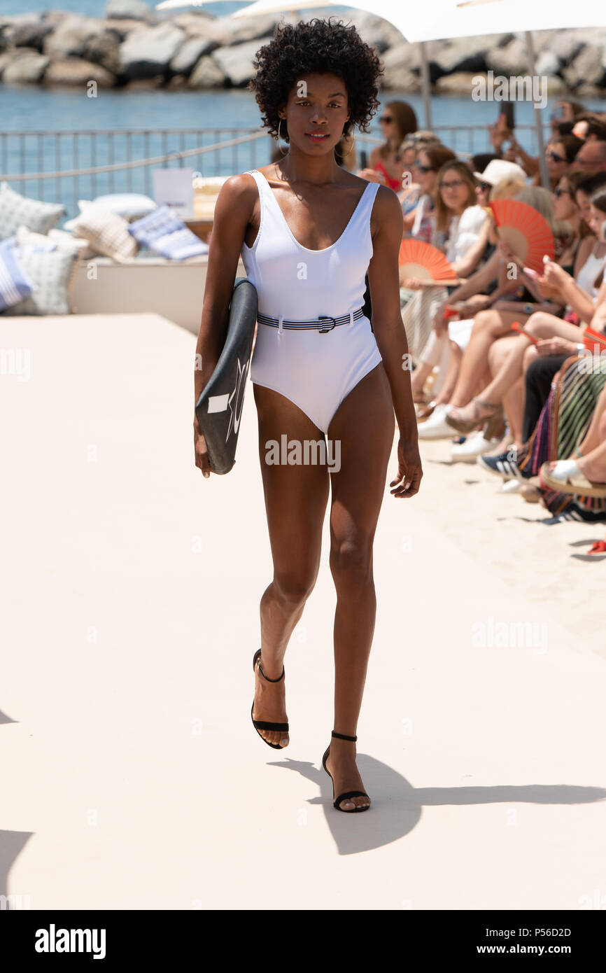 080 BARCELONA desfile de moda el puerto en habit de baño Photo Stock - Alamy