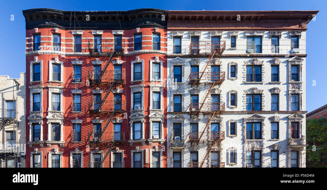 Vue panoramique du vieux bâtiment en brique contre fond de ciel bleu dans l'East Village de Manhattan à New York City NYC Banque D'Images