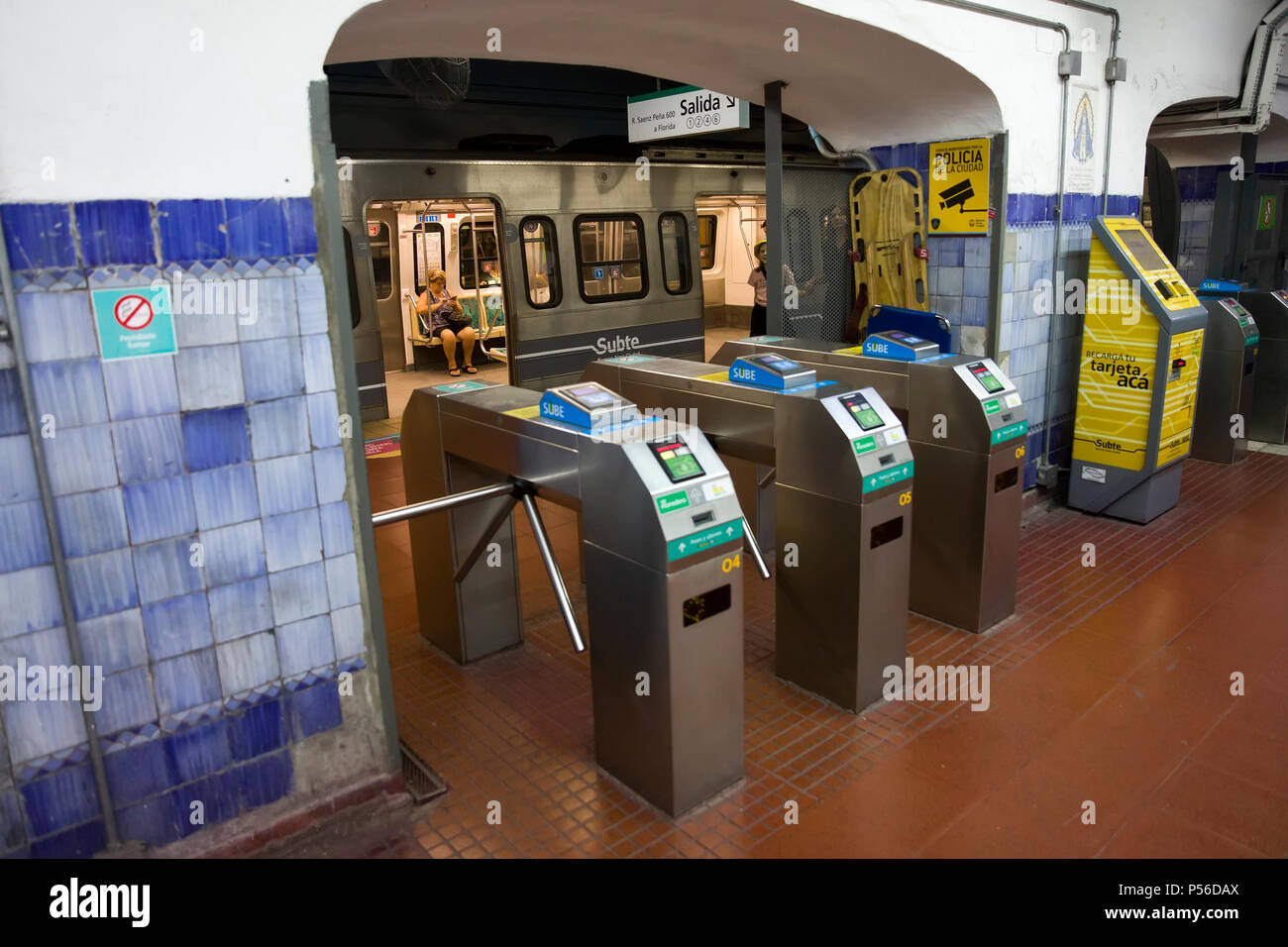 BUENOS AIRES, ARGENTINE - le 20 janvier 2018 : Station de métro de Buenos Aires en Argentine. C'est une 6 lignes de metro transit system qui a commencé s'élève Banque D'Images