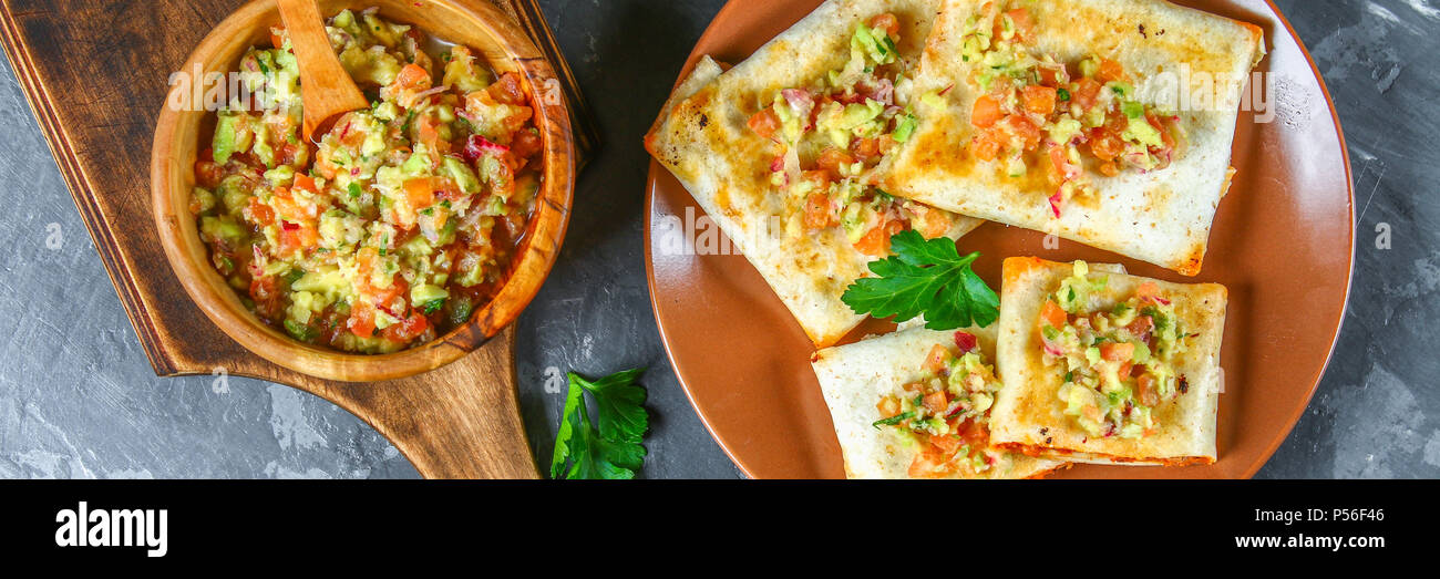 Un Plat Traditionnel Mexicain Chimichanga Gateau De Mais Avec De La Viande Hachee Le Poivre L Oignon L Ail L Origan Zira Et Sauce A L Avocat De Guacomole Photo Stock Alamy