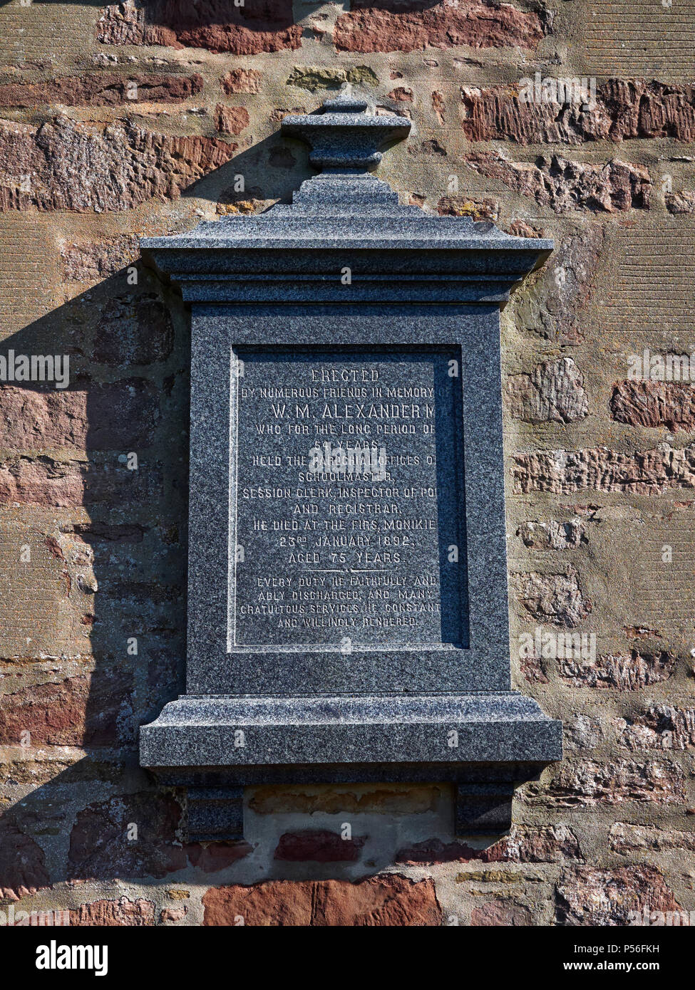 Une plaque commémorant la vie et l'œuvre de WM Alexander fixé sur le côté de l'Kirk de Monikie en Angus (Écosse). Banque D'Images