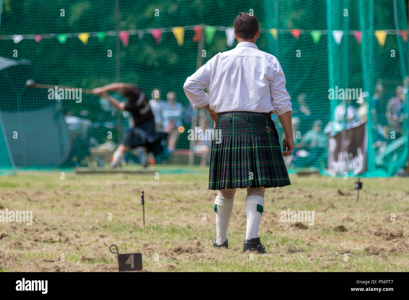 Jeux Drumtochty, Ecosse - Jun 23, 2018 : un juge en regardant le lourd marteau lancer event à l'épreuve des Jeux des Highlands Banque D'Images