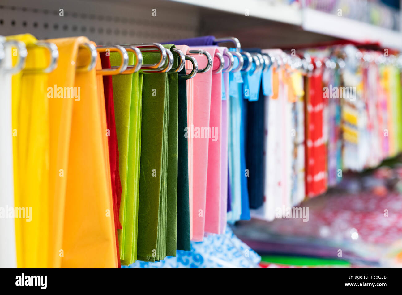 Rangée de différentes couleurs vives du papier d'emballage sur une étagère dans un magasin de papeterie, Close up selective focus Banque D'Images