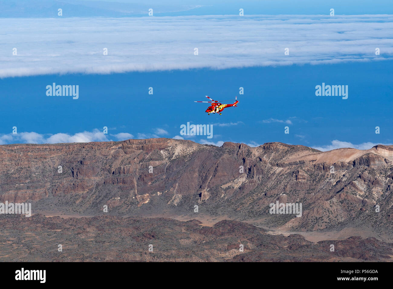 Hélicoptère de sauvetage en montagne est appelé par le personnel du refuge Altavista d'intervenir et d'aller chercher un homme âgé qui souffre de la maladie de l'altitude au-dessus de 3000m Banque D'Images