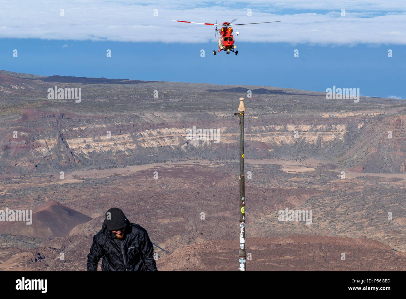 Hélicoptère de sauvetage en montagne est appelé par le personnel du refuge Altavista d'intervenir et d'aller chercher un homme âgé qui souffre de la maladie de l'altitude au-dessus de 3000m Banque D'Images