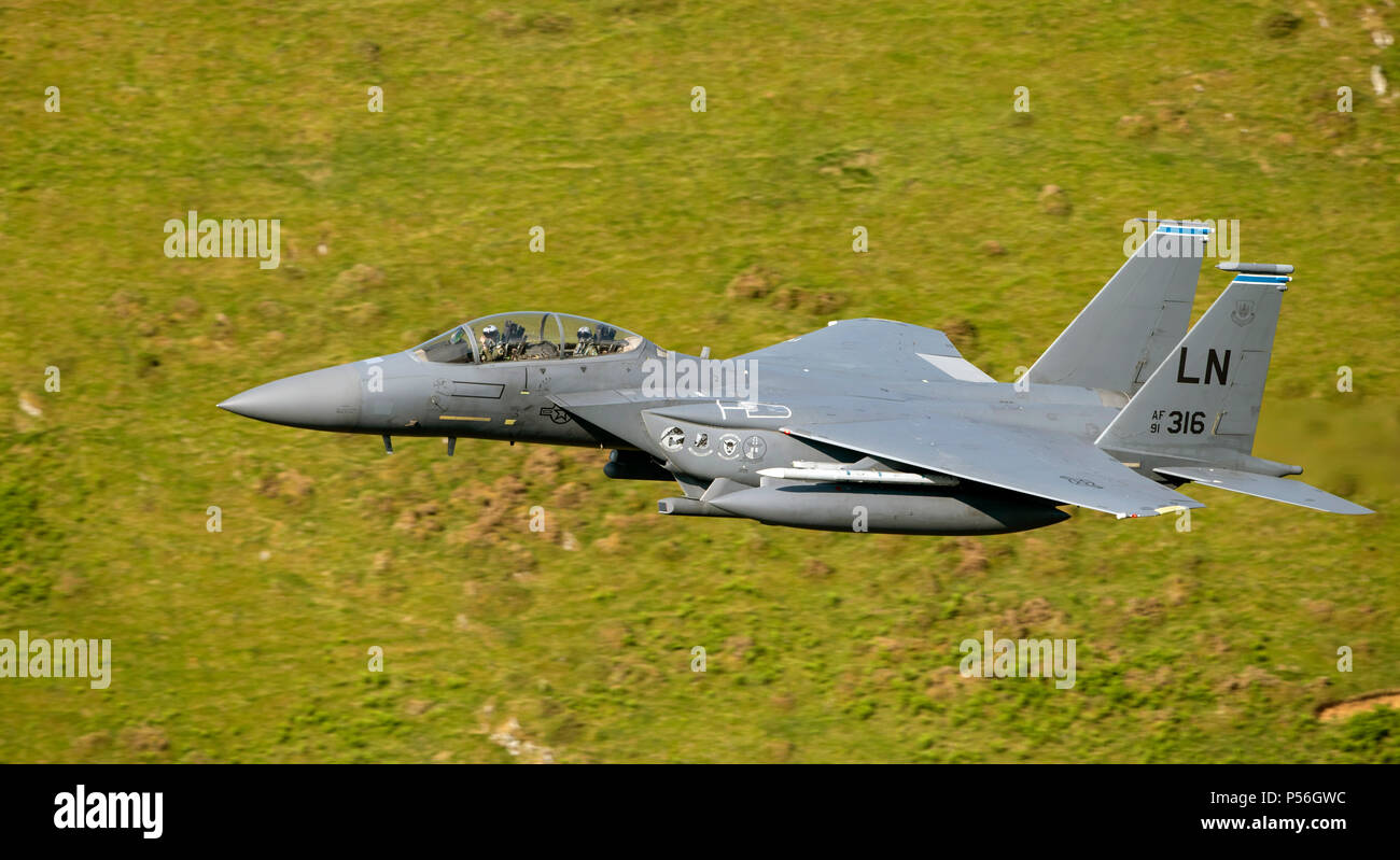 F-15E Strike Eagle de RAF Lakenheath 48th Fighter Wing, volant à faible niveau dans le domaine de la boucle de mach de galles (LFA7, zone 7) à basse altitude près de Snowdonia, Banque D'Images