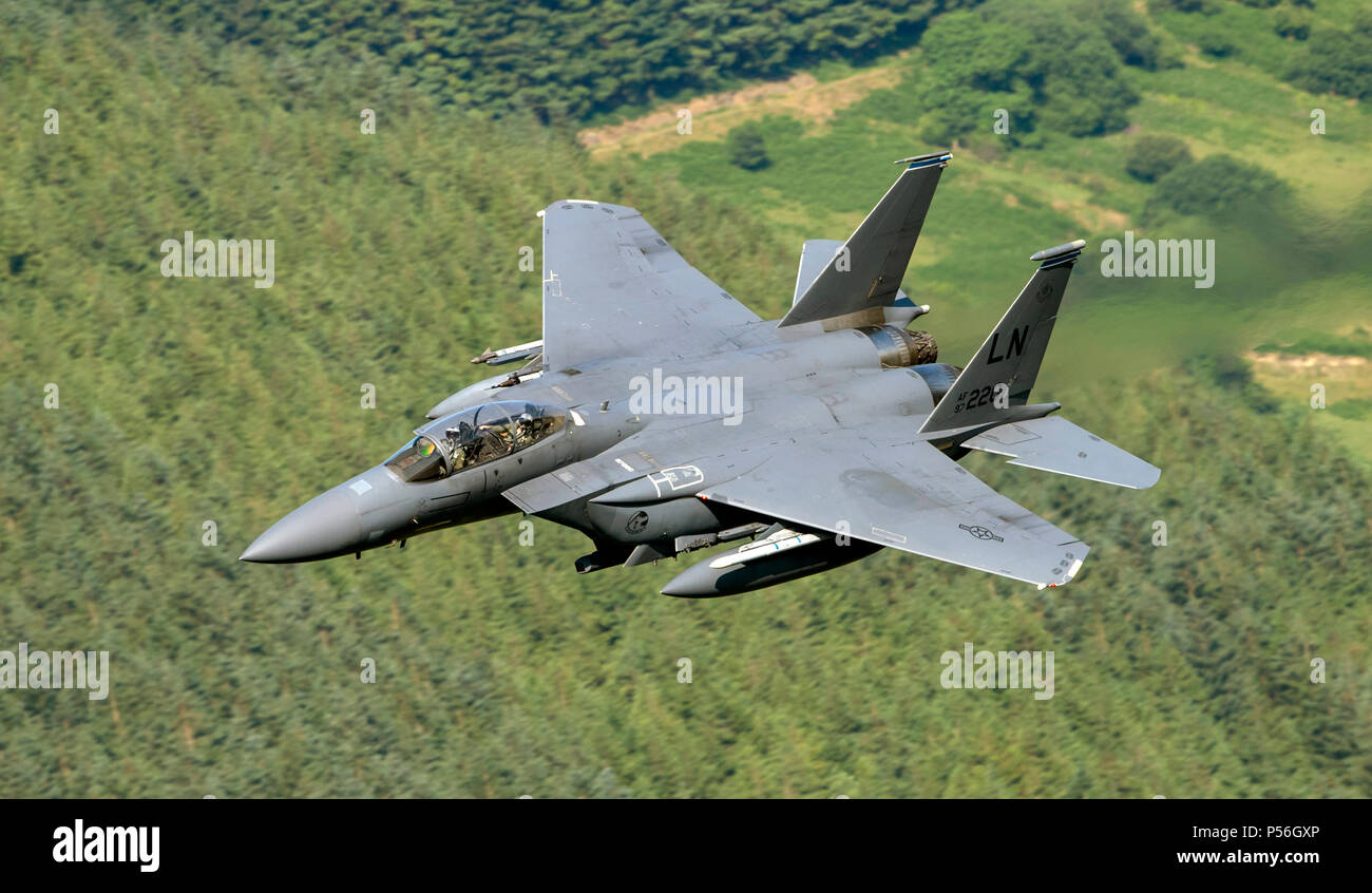 F-15E Strike Eagle de RAF Lakenheath 48th Fighter Wing, volant à faible niveau dans le domaine de la boucle de mach de galles (LFA7, zone 7) à basse altitude près de Snowdonia, Banque D'Images