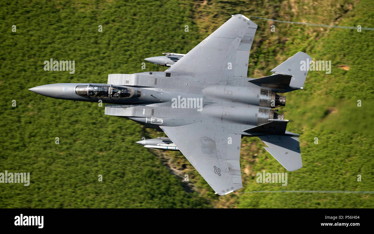 F-15E Strike Eagle de RAF Lakenheath 48th Fighter Wing, volant à faible niveau dans le domaine de la boucle de mach de galles (LFA7, zone 7) à basse altitude près de Snowdonia, Banque D'Images