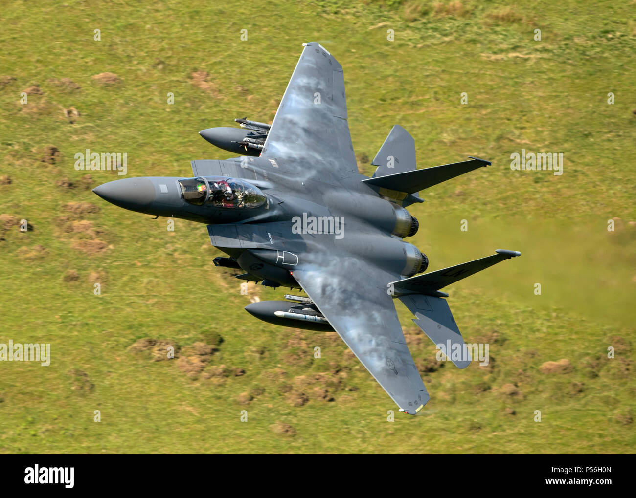 F-15E Strike Eagle de RAF Lakenheath 48th Fighter Wing, volant à faible niveau dans le domaine de la boucle de mach de galles (LFA7, zone 7) à basse altitude près de Snowdonia, Banque D'Images
