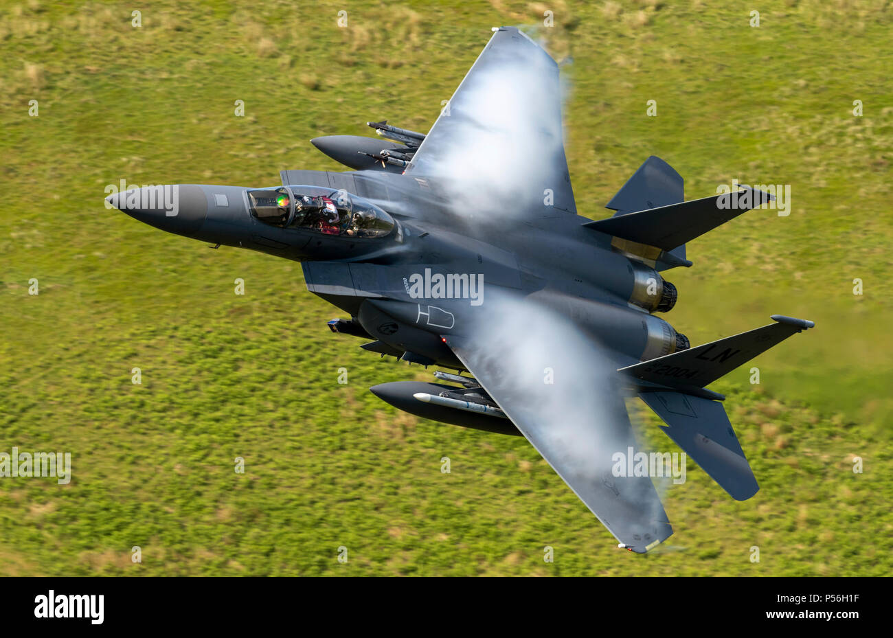 F-15E Strike Eagle de RAF Lakenheath 48th Fighter Wing, volant à faible niveau dans le domaine de la boucle de mach de galles (LFA7, zone 7) à basse altitude près de Snowdonia, Banque D'Images
