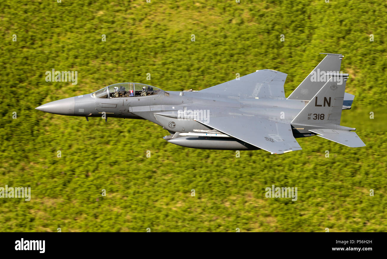 F-15E Strike Eagle de RAF Lakenheath 48th Fighter Wing, volant à faible niveau dans le domaine de la boucle de mach de galles (LFA7, zone 7) à basse altitude près de Snowdonia, Banque D'Images