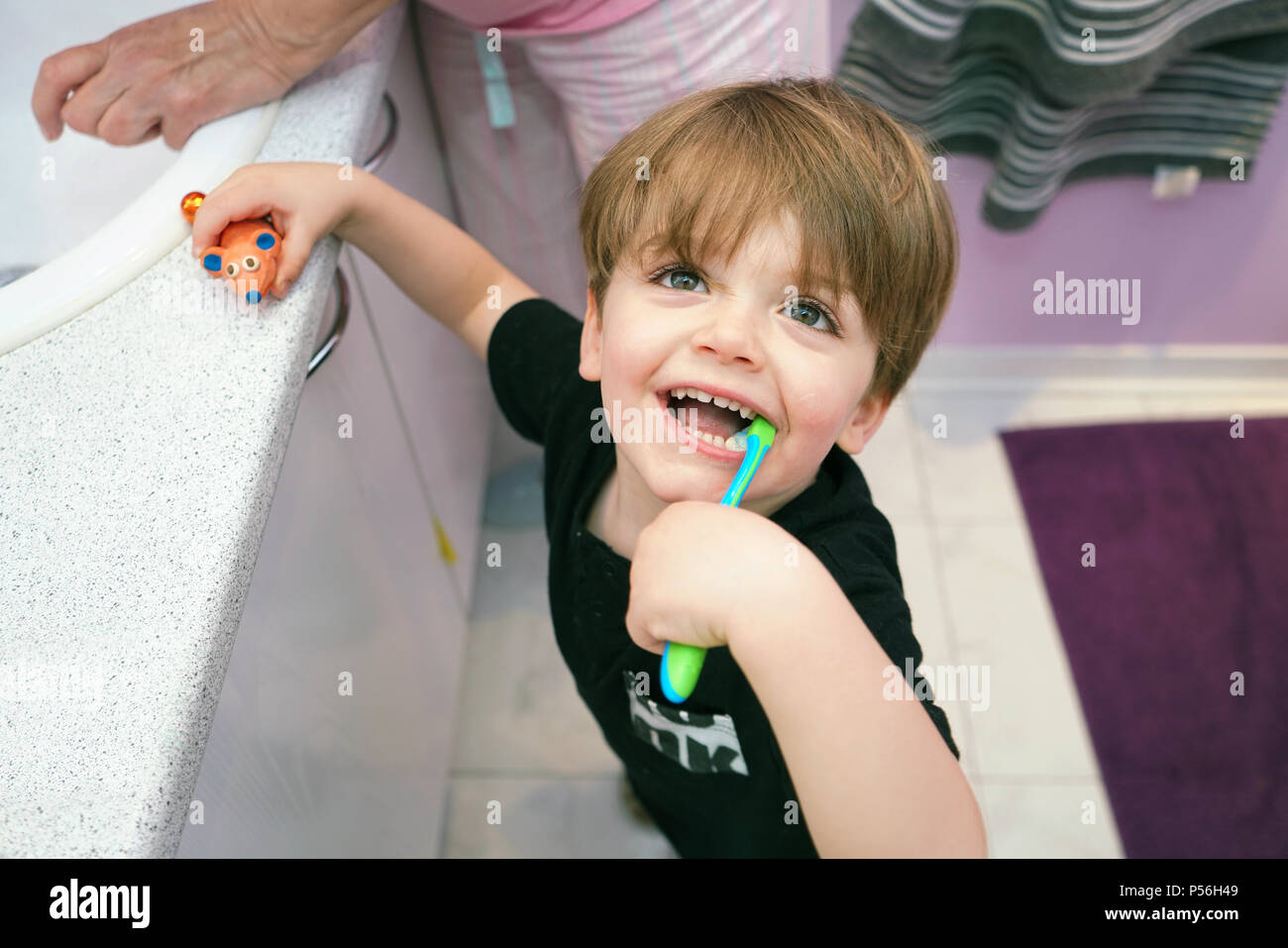 Montréal, Canada, le 24 juin 2018. Jeune garçon de 3 ans se brosser les dents.Credit:Mario Beauregard/Alamy Live News Banque D'Images
