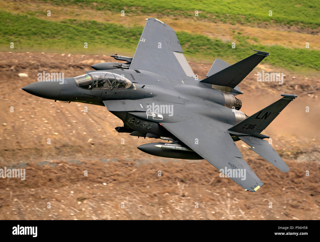 F-15E Strike Eagle de RAF Lakenheath 48th Fighter Wing, volant à faible niveau dans le domaine de la boucle de mach de galles (LFA7, zone 7) à basse altitude près de Snowdonia, Banque D'Images