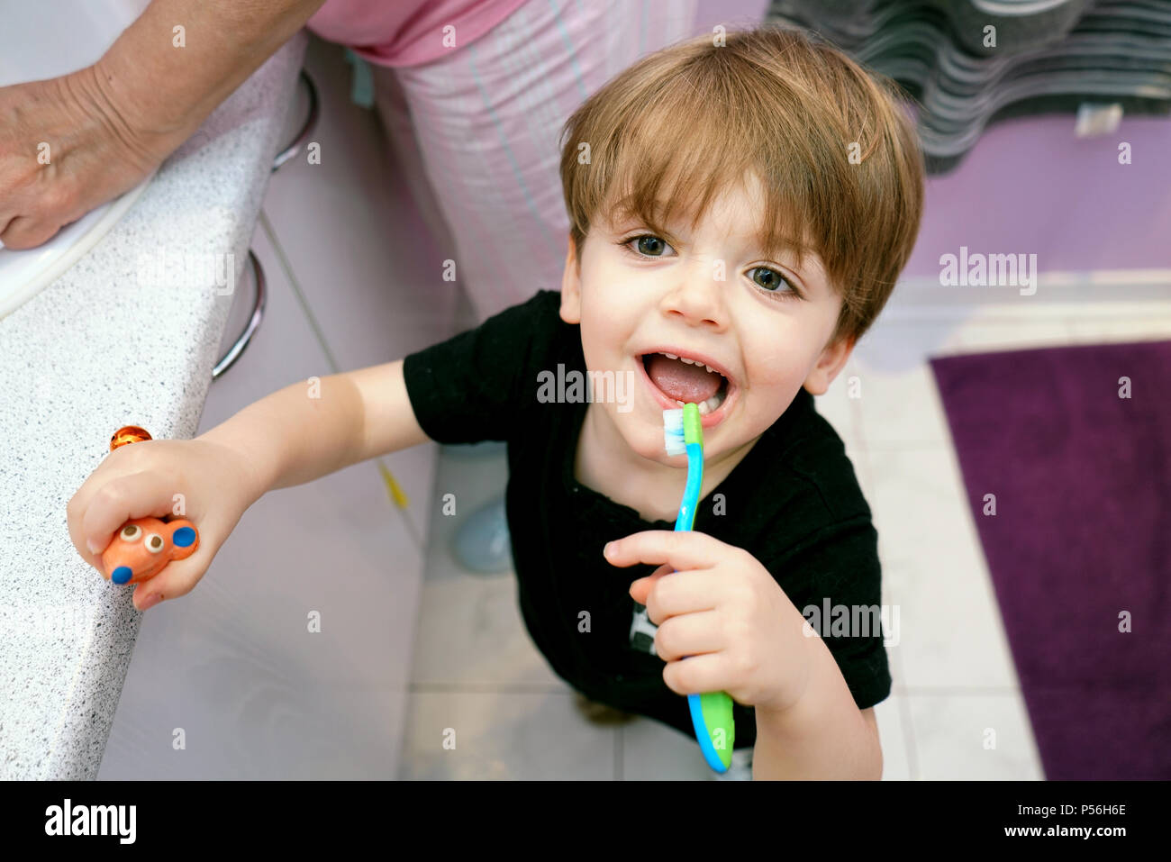 Montréal, Canada, le 24 juin 2018. Jeune garçon de 3 ans se brosser les dents.Credit:Mario Beauregard/Alamy Live News Banque D'Images