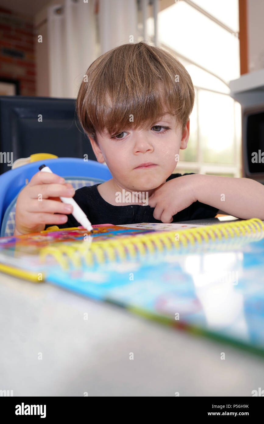 Montréal, Canada, le 24 juin 2018. Jeune garçon de 3 ans apprendre à lire.Credit:Mario Beauregard/Alamy Live News Banque D'Images