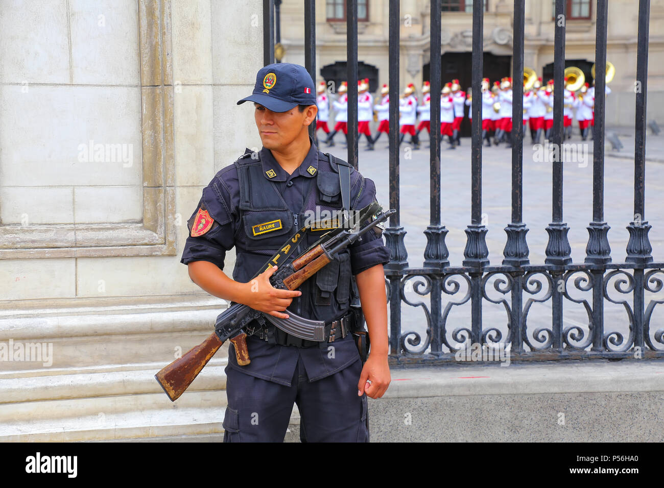 Policman debout près du Palais du Gouvernement à Lima, Pérou. La police nationale péruvienne est l'une des plus grandes forces de police en Amérique du Sud. Banque D'Images
