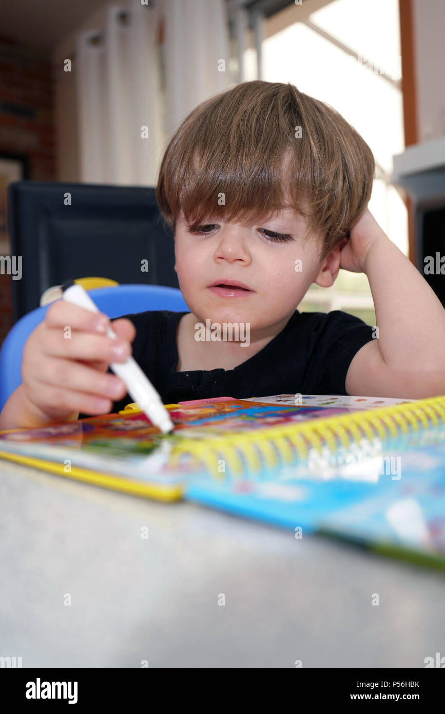 Montréal, Canada, le 24 juin 2018. Jeune garçon de 3 ans apprendre à lire.Credit:Mario Beauregard/Alamy Live News Banque D'Images
