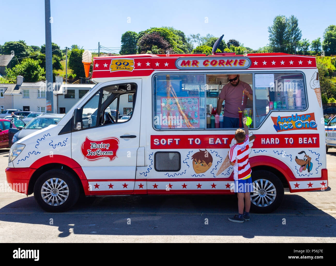 Ice cream van avec un jeune garçon d'acheter une glace en Irlande Banque D'Images