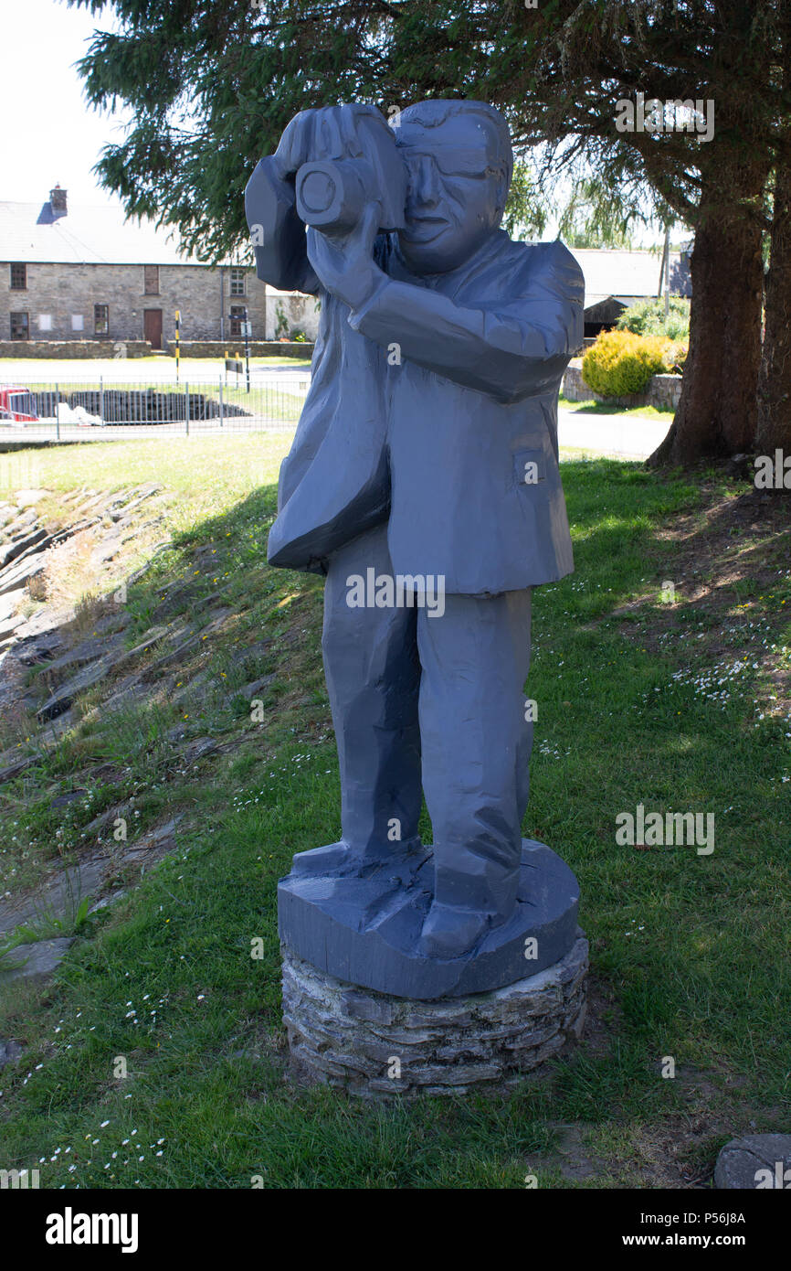 La sculpture sur bois d'une caméra homme peint en gris à ballydehob Irlande Banque D'Images