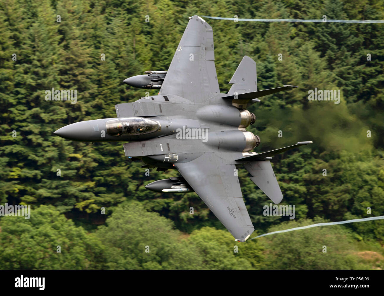 F-15E Strike Eagle de RAF Lakenheath 48th Fighter Wing, volant à faible niveau dans le domaine de la boucle de mach de galles (LFA7, zone 7) à basse altitude près de Snowdonia, Banque D'Images