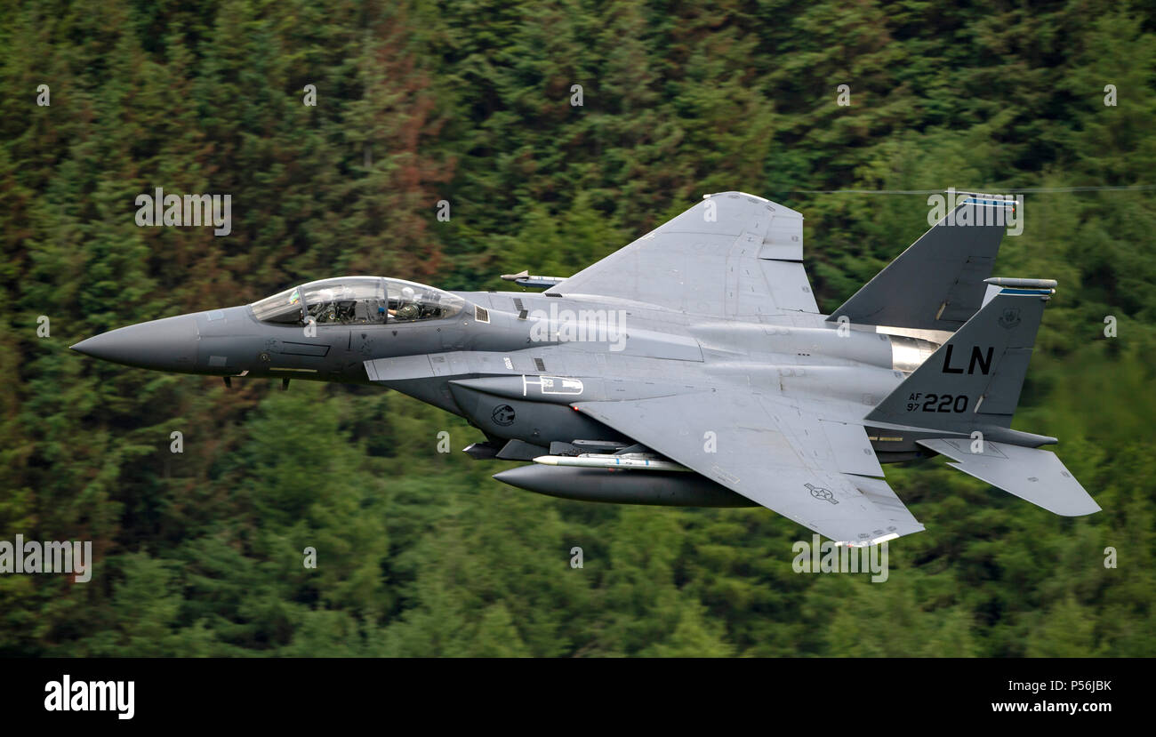 F-15E Strike Eagle de RAF Lakenheath 48th Fighter Wing, volant à faible niveau dans le domaine de la boucle de mach de galles (LFA7, zone 7) à basse altitude près de Snowdonia, Banque D'Images
