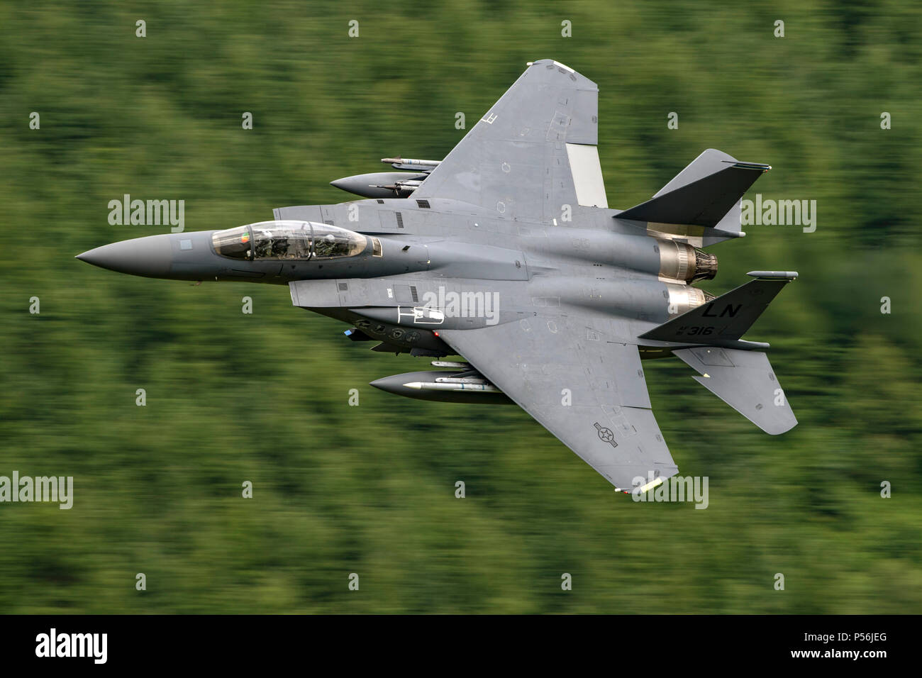 F-15E Strike Eagle de RAF Lakenheath 48th Fighter Wing, volant à faible niveau dans le domaine de la boucle de mach de galles (LFA7, zone 7) à basse altitude près de Snowdonia, Banque D'Images