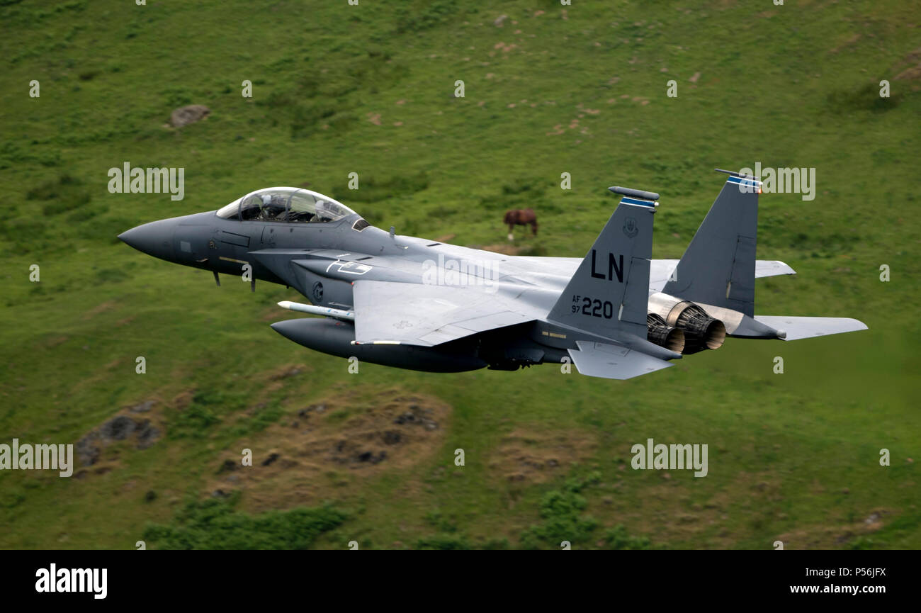 F-15E Strike Eagle de RAF Lakenheath 48th Fighter Wing, volant à faible niveau dans le domaine de la boucle de mach de galles (LFA7, zone 7) à basse altitude près de Snowdonia, Banque D'Images