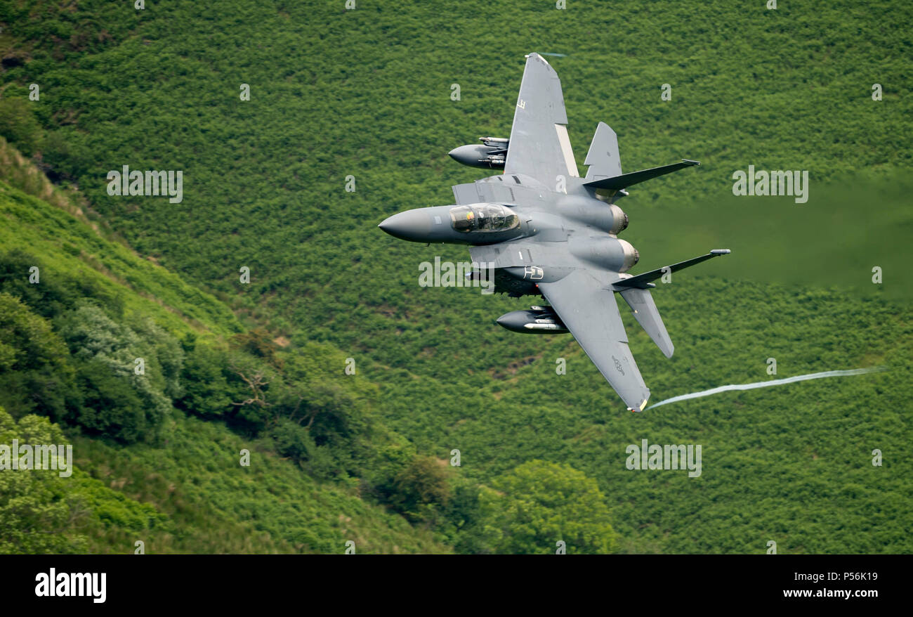 F-15E Strike Eagle de RAF Lakenheath 48th Fighter Wing, volant à faible niveau dans le domaine de la boucle de mach de galles (LFA7, zone 7) à basse altitude près de Snowdonia, Banque D'Images