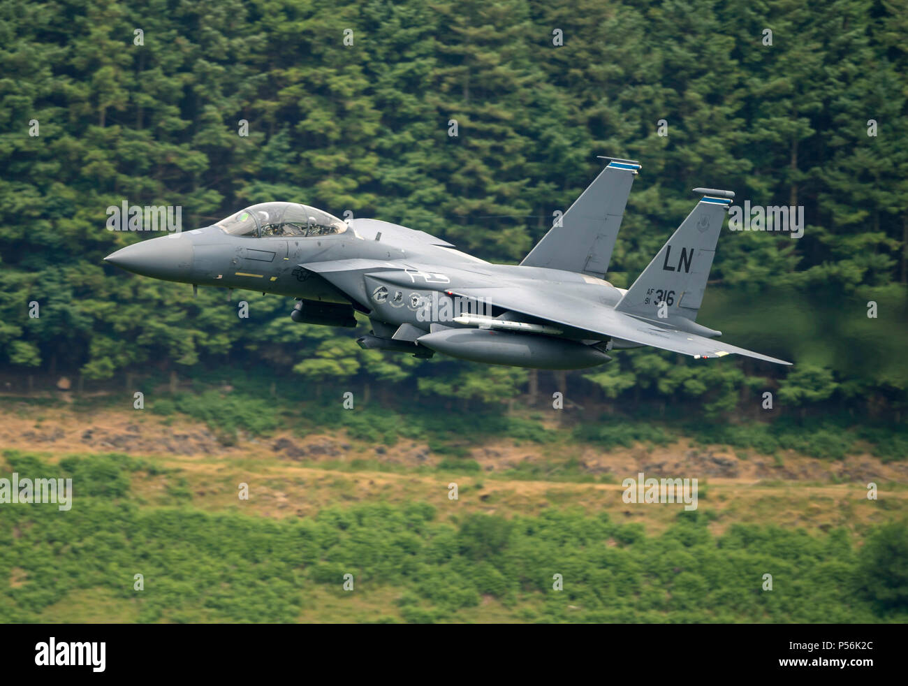 F-15E Strike Eagle de RAF Lakenheath 48th Fighter Wing, volant à faible niveau dans le domaine de la boucle de mach de galles (LFA7, zone 7) à basse altitude près de Snowdonia, Banque D'Images