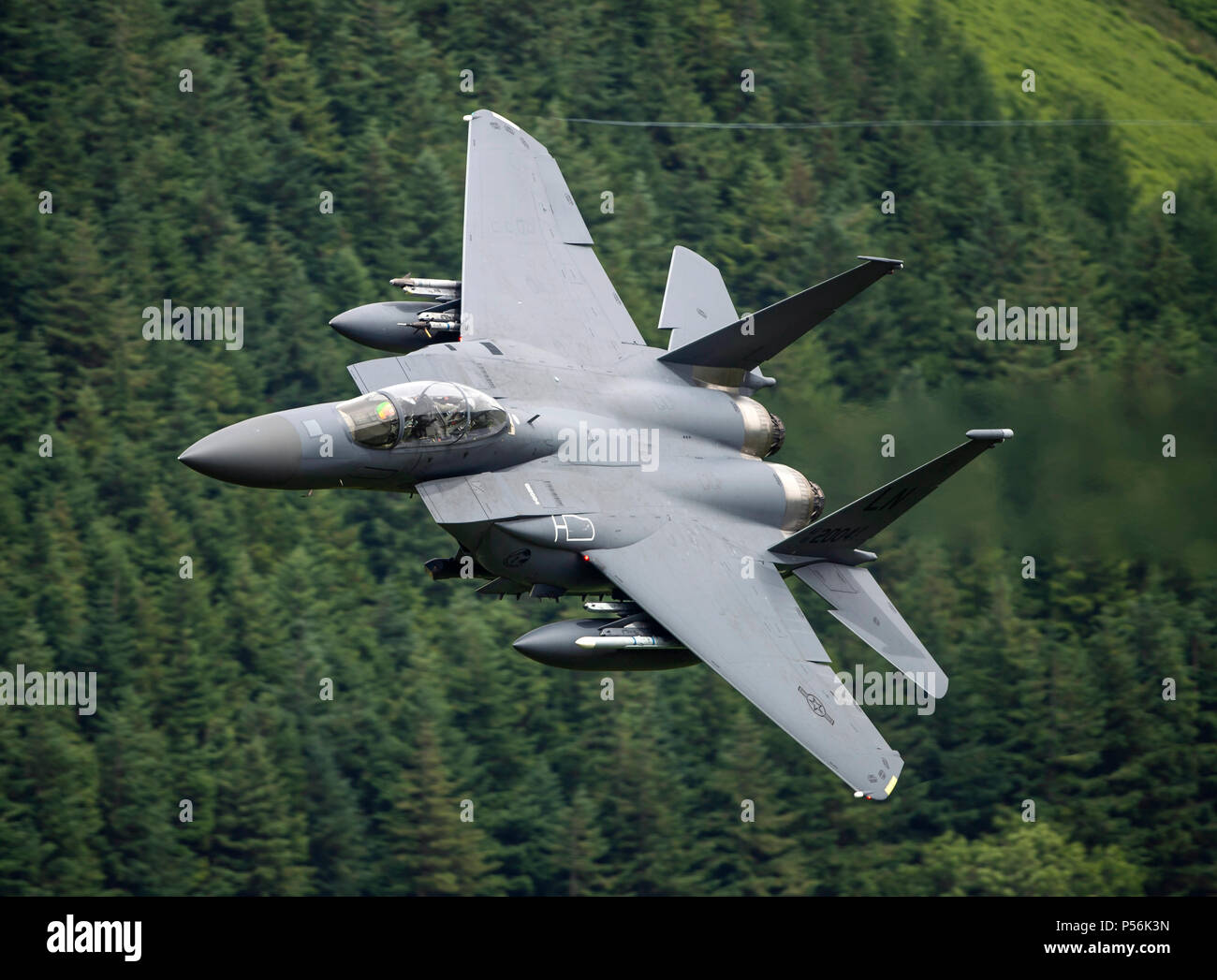 F-15E Strike Eagle de RAF Lakenheath 48th Fighter Wing, volant à faible niveau dans le domaine de la boucle de mach de galles (LFA7, zone 7) à basse altitude près de Snowdonia, Banque D'Images