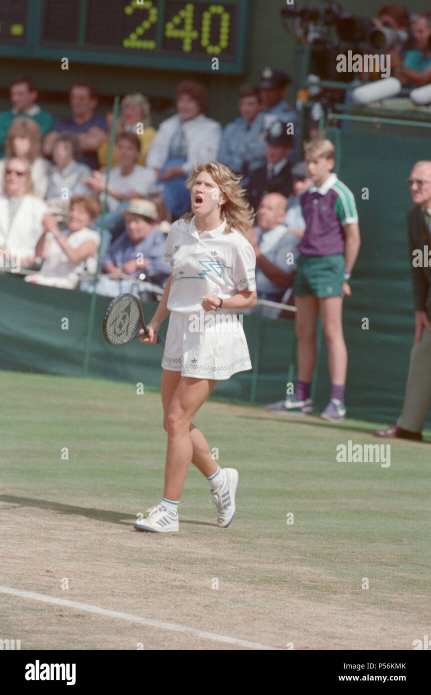 Steffi Graf, représenté à l'action dans la finale dames de Wimbledon le 2 juillet 1988. Steffi Graf actuel bat 6 fois champion Martina Navratilova, pour gagner la finale dames de Wimbledon le 2 juillet 1988. Après Graf a pris un 5-3 plomb dans le premier set, Navratilova a remporté six jeux de suite qui lui permet de gagner le premier jeu et prendre un plomb de 2-0 dans le deuxième set. Graf est ensuite revenu remportant 12 des 13 jeux et le match. La première Steffi Graf de Wimbledon 7 titre gagne. 1988, 1989, 1991, 1992, 1993, 1995, 1996 Photo prise le 2 juillet 1988 Banque D'Images