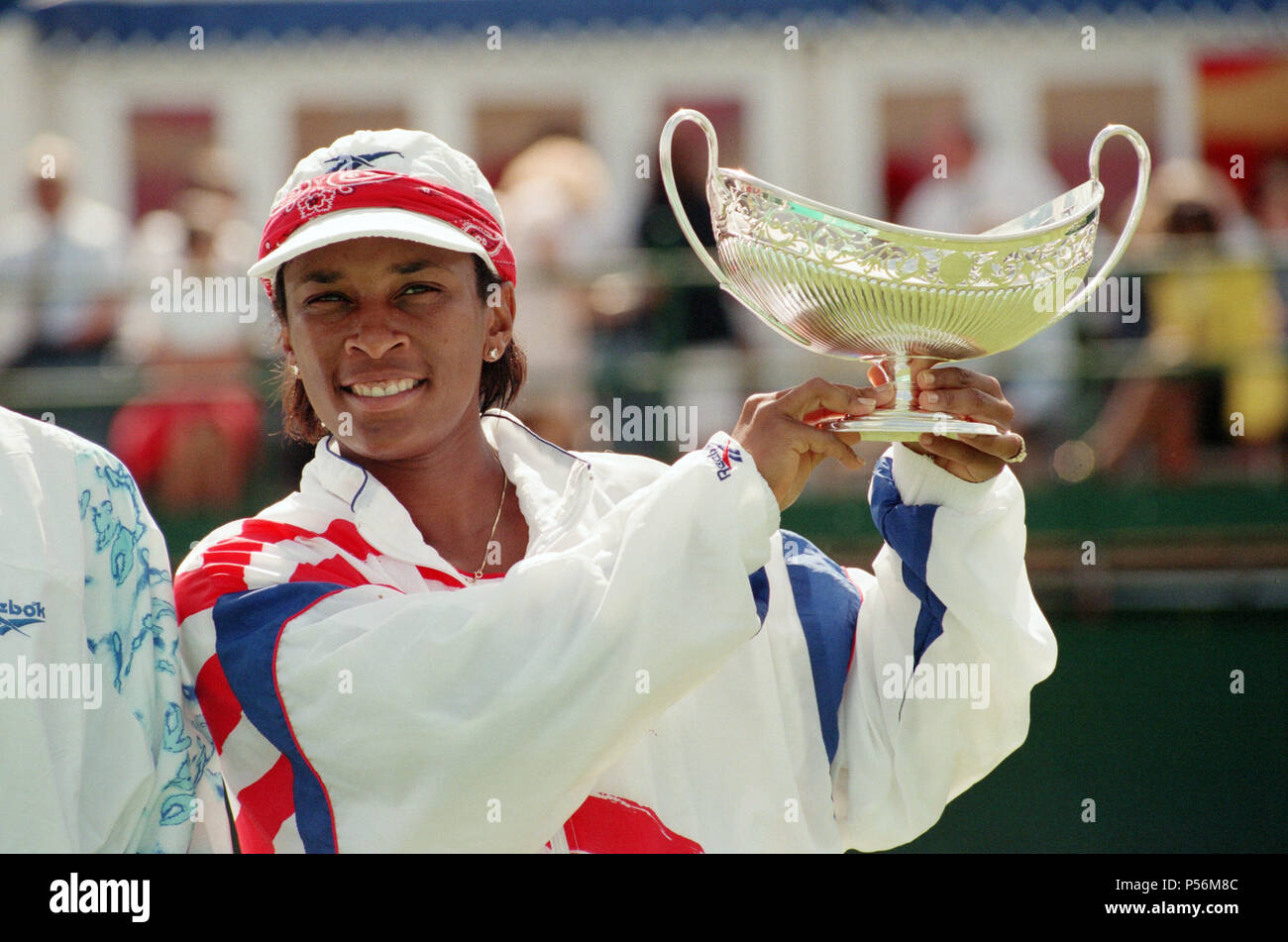 La finale du Championnat de Tennis Classic DFS à l'Edgbaston Priory. Zina Garrison-Jackson Lori McNeil battu 6-3, 6-3. Sur la photo, Zina Garrison-Jackson avec le trophée. 18 juin 1995. Banque D'Images