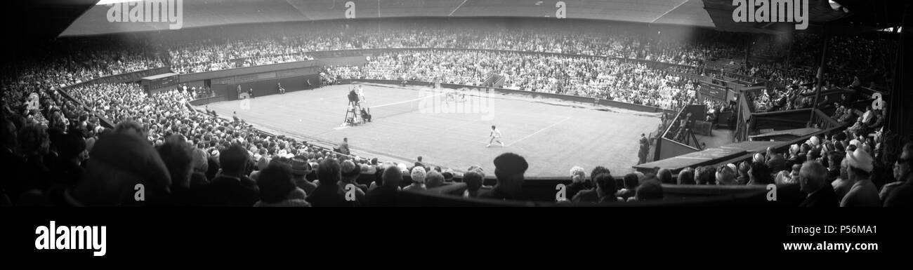 Wimbledon Tennis, vue panoramique d'un match en action. 26 juin 1962. Banque D'Images