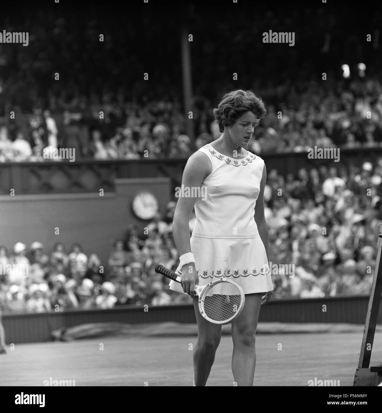 Wimbledon Tennis, Mesdames jour. Margaret Smith (photo) jouer contre Billie  Jean Moffitt (plus tard le roi). 26 juin 1962 Photo Stock - Alamy